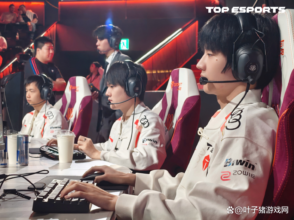 HLE绝杀C9,Deft开启传奇时刻焦点之战半决赛,让粉丝疯狂欢呼 HLE绝杀C9,Deft开启传奇时刻焦点之战半决赛,让粉丝疯狂欢呼